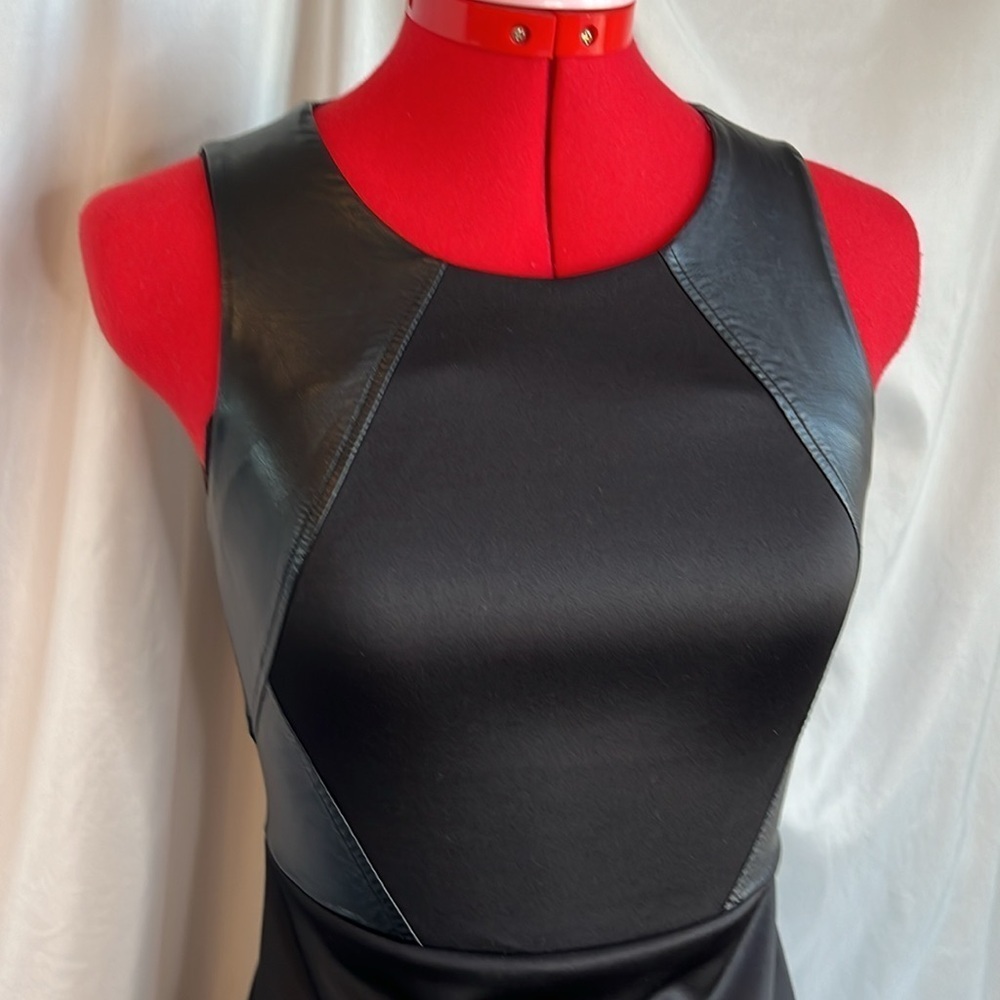 XS10 Suzy shein sleeveless leather like detailed dress - Picture 2 of 13